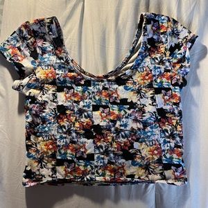 Cropped t-shirt with a cute checkered pattern flower design